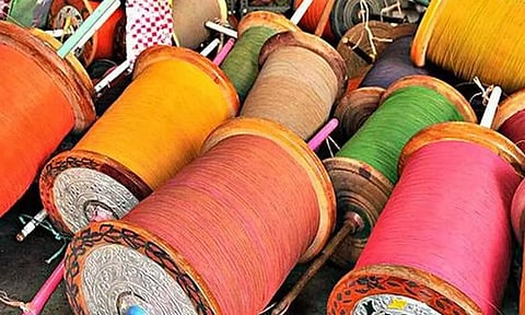 கோயம்பேடு-பரங்கிமலையில் மோட்டார் சைக்கிளில் சென்றபோது பெண் என்ஜினீயர் உள்பட 3 பேரை மாஞ்சா நூல் அறுத்தது- போலீசார் எச்சரிக்கை