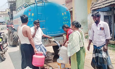 பெரியகுளம் நகராட்சியில் டேங்கர் லாரி மூலம் குடிநீர் வினியோகம் நடைபெற்று வருகிறது.