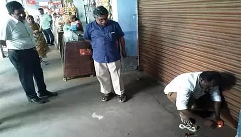 கடைகளுக்கு அதிகாரிகள் சீல்வைத்த காட்சி.