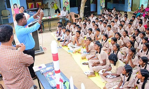 அறிவியல் மன்றம் தொடக்க விழா அரசு பள்ளியில் நடந்தது.