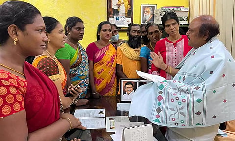 திருநங்கைகள் கென்னடி எம்.எல்.ஏ. விடம் கோரிக்கை மனு அளித்த காட்சி.