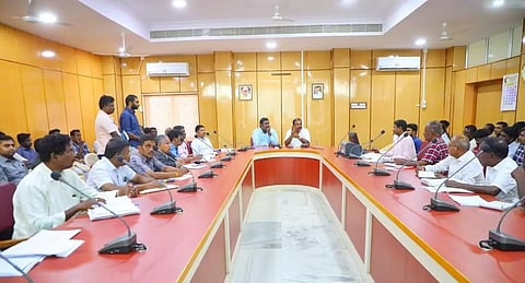 மேயர் ஜெகன் பெரியசாமி தலைமையில் ஆய்வு கூட்டம் நடந்த காட்சி. அருகில் கமிஷனர் தினேஷ்குமார் மற்றும் பலர் உள்ளனர்.