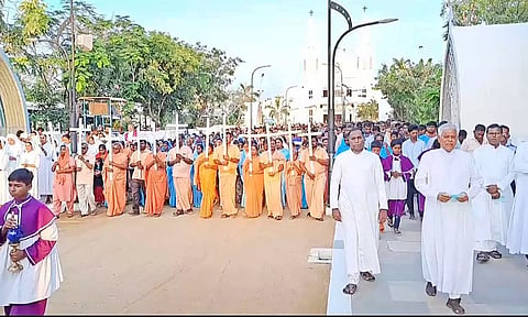 சிலுவைப்பாதை ஊர்வலம் நடந்தது.