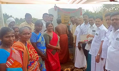  வடுகபாளையம்புதூர் ஊராட்சியில் ஆழ்குழாய் கிணறு விரிவாக்க பணி நடைபெற்ற போது எடுத்த படம்.