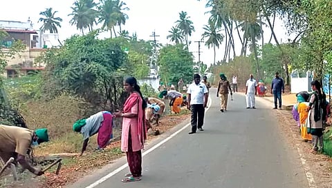 தூய்மை பணி முகாம் நடந்தபோது எடுத்த படம்.