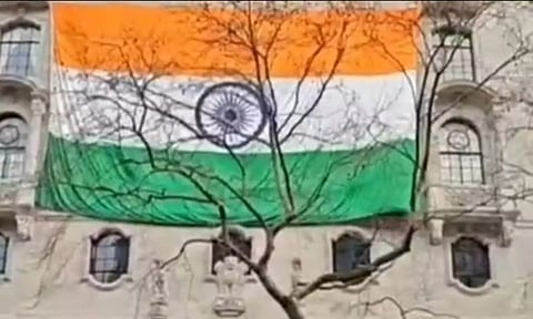 இந்திய தூதரகம் மீது காலிஸ்தான் ஆதரவாளர்கள் தாக்குதல் - இங்கிலாந்தில் தேசிய கொடி அவமதிப்பு