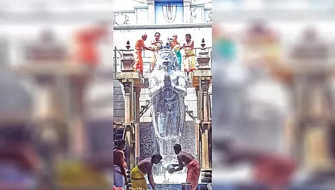 ஆஞ்சநேயருக்கு பாலபிஷேகம் நடைபெற்ற காட்சி.