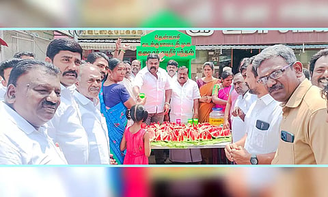 பொதுமக்களுக்கு,ராஜா எம்.எல்.ஏ. நீர், மோர் வழங்கிய காட்சி.