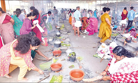 பெண்கள் பொங்கலிட்டு வழிபாடு நடத்திய போது எடுத்த படம்.