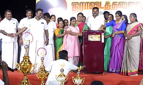 முதல் பரிசு பெற்ற பெண்ணுக்கு பிரிட்ஜ் வழங்கப்பட்டது.