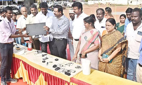 முகாமை கலெக்டர் தினேஷ் பொன்ராஜ் தொடங்கி வைத்து மின்னணு கழிவுகளை மாணவர்களிடம் இருந்து பெற்றுக்கொண்டார்.