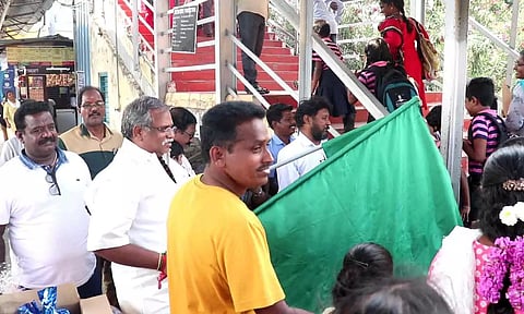 ஓடும் ரெயிலில் ஓவியப் போட்டியை சபாநாயகர் ஏம்பலம் செல்வம் தொடங்கி வைத்த காட்சி.