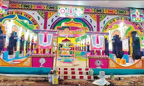 யாகசாலை மண்டபம் தயார் நிலையில் உள்ளதை படத்தில் காணலாம்.