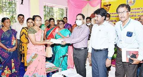 கூட்டத்தில் மகளிர் சுய உதவிக்குழுவினருக்கு கலெக்டர் மதுசூதன்ரெட்டி கடனுதவி வழங்கினார். 