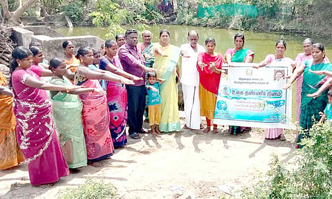 தண்ணீர் சிக்கனம் குறித்து உறுதிமொழி எடுத்துக்கப்பட்டனர்.