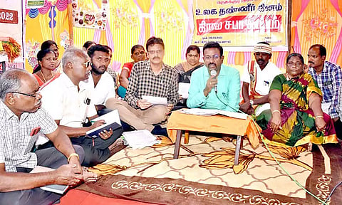 தஞ்சாவூர் ஒன்றியம் மருதகுடி ஊராட்சியில் உலக தண்ணீர் தினத்தை முன்னிட்டு நடந்த கிராம சபா கூட்டத்தில் கலெக்டர் தினேஷ்பொன்ராஜ் ஆலிவர் பேசினார். 