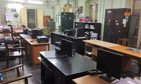 ஊழியர்கள் இல்லாமல் வெறிச்சோடி காணப்படும் திருப்பூர் தாலுகா அலுவலகம். 