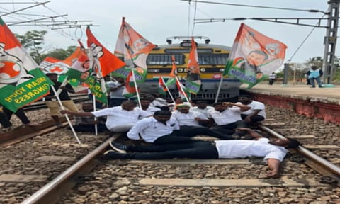 மறியலில் ஈடுபட்ட காங்கிரஸ் கட்சியினர். 