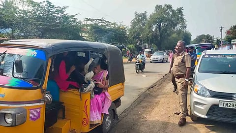 போலீசார் வாகன சோதனையில் ஈடுபட்ட போது எடுத்த படம்.