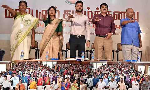 நிகழ்ச்சியில் போதைப்பொருள் ஒழிப்பு உறுதிமொழி ஏற்றுக்கொண்ட அதிகாரிகள் மற்றும் மாணவர்கள்.