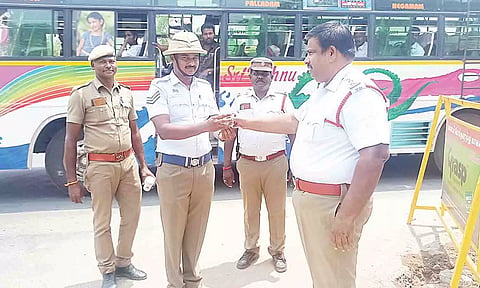 போலீசாருக்கு மோர் வழங்கப்பட்ட காட்சி. 