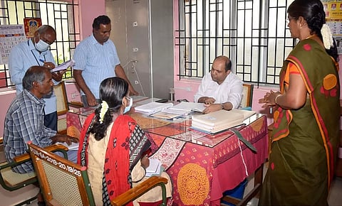 கலெக்டர் கிருஷ்ணனுண்ணி நம்பியூர் ஊராட்சி ஒன்றிய அலுவலகத்தில் ஆண்டுத்தணிக்கையில் அலுவலகத்தில் பராமரிக்கப்பட்டு வரும் அலுவலக நடைமுறை கோப்புகள் மற்றும் பதிவேடுகளை பார்வையிட்டு ஆய்வு மேற்கொண்டார்.