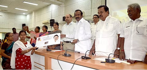 ஈரோடு கலெக்டர் அலுவலகத்தில் அமைச்சர் முத்துசாமி பயனாளிகளுக்கு திருமண உதவித்தொகை மற்றும் தாலிக்கு தங்கம் வழங்கினார்.