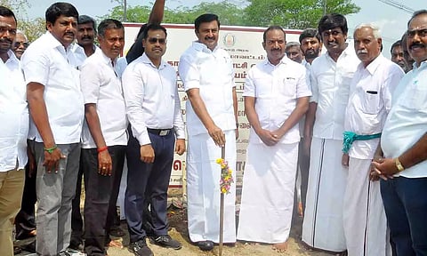 சாலை மேம்படுத்தும் பணியை அமைச்சர் மு.பெ.சாமிநாதன் தொடங்கி வைத்த காட்சி. 