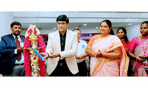 நிகழ்ச்சியை கல்லூரி டீன் டாக்டர் செந்தில்குமார் குத்துவிளக்கு ஏற்றி தொடங்கி வைத்த காட்சி.