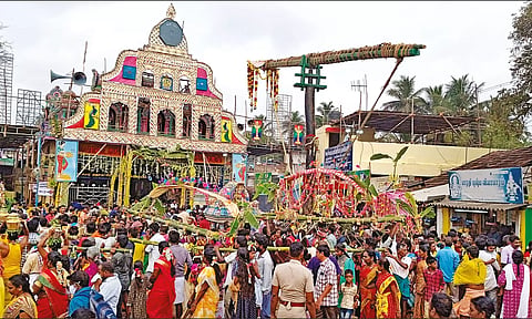 பக்தர்கள் பாடைக்காவடி எடுத்து வந்து நேர்த்திக்கடன் செலுத்தியபோது எடுத்தபடம்.
