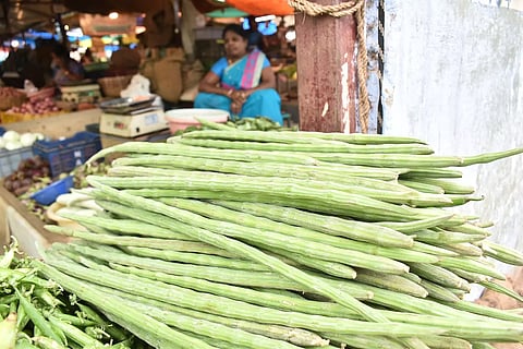 ஈரோடு. வ.உ.சி. மார்க்கெட்டில் தக்காளி - முருங்கைக்காய் விலை வீழ்ச்சி
