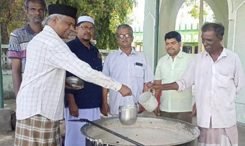 பனைக்குளம் கிழக்கு தெரு ஜமாத் சார்பில் பொதுமக்களுக்கு நோன்புக்கஞ்சி வினியோகிக்கப்பட்டது.