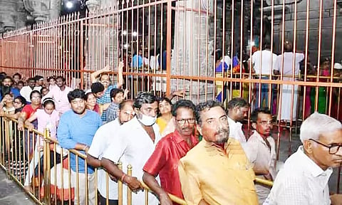 திருவண்ணாமலை அருணாசலேஸ்வரர் கோவிலில் தரிசனத்திற்காக பக்தர்கள் நீண்ட வரிசையில் காத்திருந்த போது எடுத்த படம்.