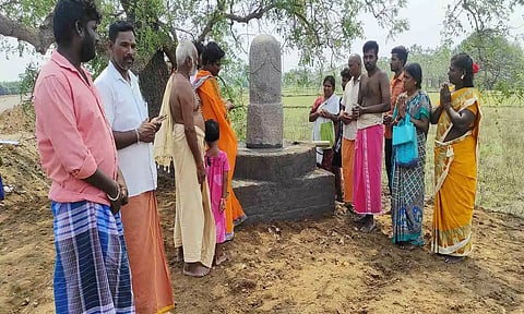 மீட்கப்பட்ட சிவலிங்கத்தை படத்தில் காணலாம்.