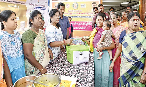 ஊட்டச்சத்து பெட்டகத்தினை குழந்தைகளின் தாய்மார்களுக்கு கலெக்டர் ஷஜீவனா வழங்கினார்.