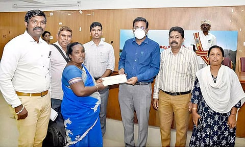 ஒரு பயனாளிக்கு வீடு கட்டுவதற்கான ஆணையை கலெக்டர் தினேஷ்பொன்ராஜ் ஆலிவர் வழங்கினார்.