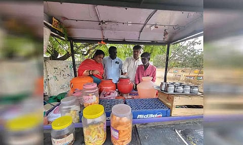 தள்ளுவண்டி கடையில் விற்பனைக்கு வைக்கப்பட்டிருந்த குளிர்பானத்தை அதிகாரிகள் ஆய்வு செய்த காட்சி. 