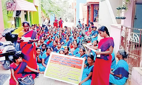 ஆர்ப்பாட்டத்தில் ஈடுபட்ட அங்கன்வாடி ஊழியர்கள்.