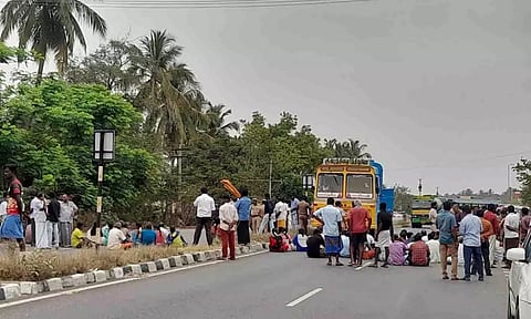 மறியலில் ஈடுபட்ட பொதுமக்கள். 