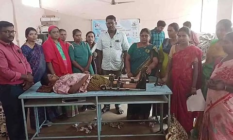 மாற்றுத்திறன் மாணவர்களுக்கு உதவி உபகரணங்கள் வழங்கப்பட்ட காட்சி.