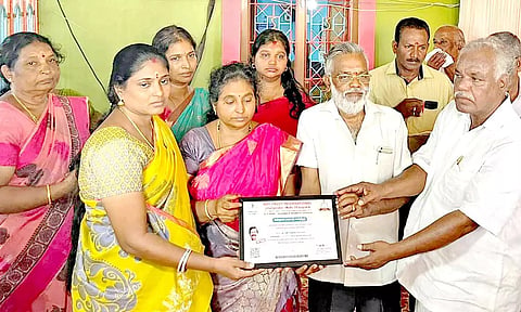 கண்தானம் வழங்கியவரின் குடும்பத்தினருக்கு சான்றிதழ் வழங்கப்பட்டது.