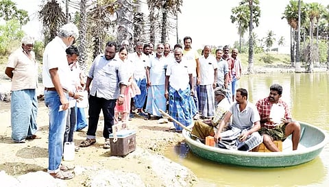 சேலம் மாவட்ட மாசு கட்டுப்பாட்டு வாரிய உதவி பொறியாளர் விஜய்கோகுல் தலைமையிலான குழுவினர் ஏரியில் தண்ணீர் சேகரித்தபோது எடுத்த படம். 