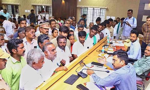 கலெக்டரிடம் மனு அளிக்கப்பட்ட காட்சி. 