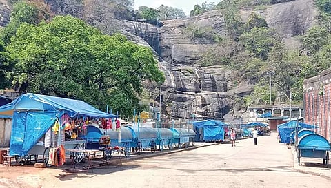 தென்காசி மாவட்டத்தில் பாறையாக காட்சியளிக்கும் குற்றால அருவிகள்