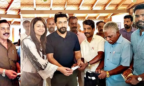 கீழடி அருங்காட்சியகத்தை இன்று நடிகர்கள் சிவக்குமார், சூர்யா, ஜோதிகா ஆகியோர் பார்வையிட்டனர். 