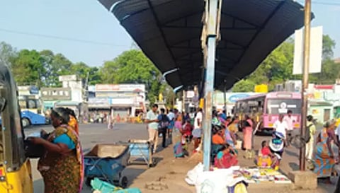 நாமக்கல் பஸ் நிலைய நிழல் கூடத்தில் பயணிகள் இருக்கைகள் அகற்றப்பட்டு அந்த இடத்தில் பெண்கள் வளையல் கடைகள் வைத்து உள்ள காட்சி.