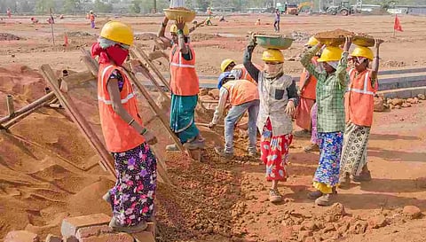கட்டுமானம், அமைப்பு சாரா நலவாரிய ஓய்வூதியதாரர்கள் இணையதளம் மூலம் உயிர்வாழ் சான்று பதிவேற்றம் செய்ய வேண்டும்- தொழிலாளர் உதவி ஆணையர் தகவல்