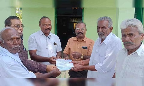 பால் உற்பத்தியாளர்களுக்கு காசோலை வழங்கப்பட்ட காட்சி.