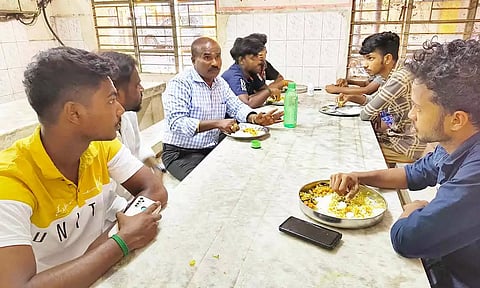 தொட்டாஞ்சாவடியில் உள்ள ஆதிதிராவிடர் மாணவர் விடுதியில் ஆய்வு மேற்கொண்ட இயக்குனர் சாய்.இளங்கோவன் மாணவருடன் அமர்ந்து விடுதி உணவை சாப்பிட்ட காட்சி.