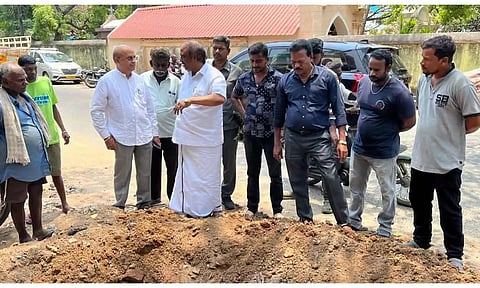 அப்பகுதியில் பொதுப்பணித்துறை அதிகாரிகளுடன் கென்னடி எம்.எல்.ஏ. ஆய்வு மேற்கொண்ட காட்சி.
